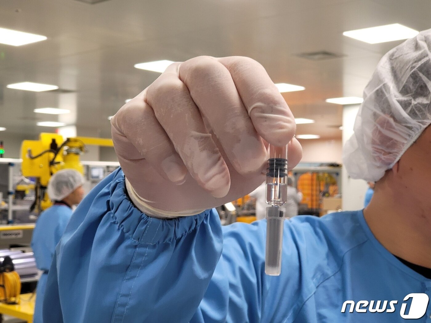 본문 이미지 - 22일 SK바이오사이언스 직원이 스카이셀플루 완제공정에서 완성된 프리필드시린지 제품을 들고 있다. 2023.08.22/뉴스1 ⓒ News1 황진중 기자