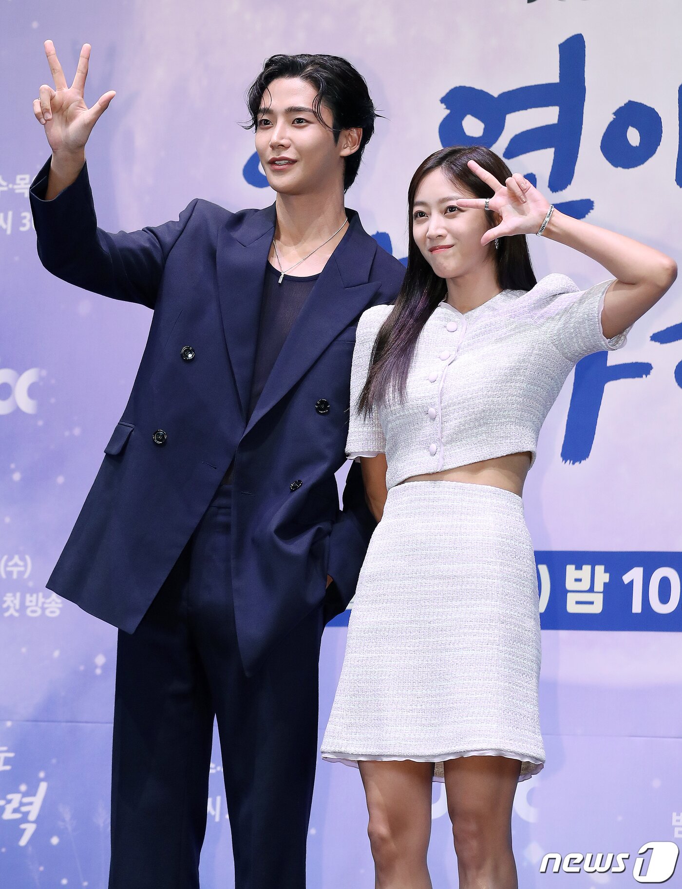 본문 이미지 - 배우 겸 SF9 로운과 조보아(오른쪽)가 23일 오후 서울 구로구 신도림동 라마다서울신도림에서 열린 JTBC 새 수목드라마 ‘이 연애는 불가항력’ 제작발표회에서 포즈를 취하고 있다. ‘이 연애는 불가항력’은 3백여 년 전 철저히 봉인되었던 금서를 얻게 된 말단 공무원 이홍조(조보아)와 그 금서의 희생양이 된 변호사 장신유(로운)의 불가항력적 로맨스를 그린 작품으로 23일 밤 10시 30분 첫 방송된다. 2023.8.23/뉴스1 ⓒ News1 김진환 기자