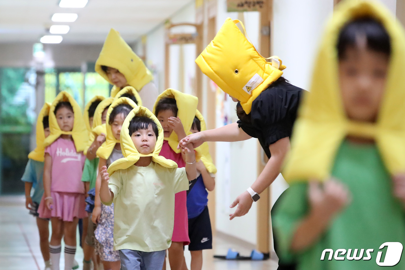 (대구=뉴스1) 공정식 기자 = 2023년 을지훈련과 연계한 공습 대비 민방위훈련이 실시된 23일 오후 대구 수성구 황금유치원에서 공습경보가 울리자 지진방재모자를 쓴 어린이들이 대 …