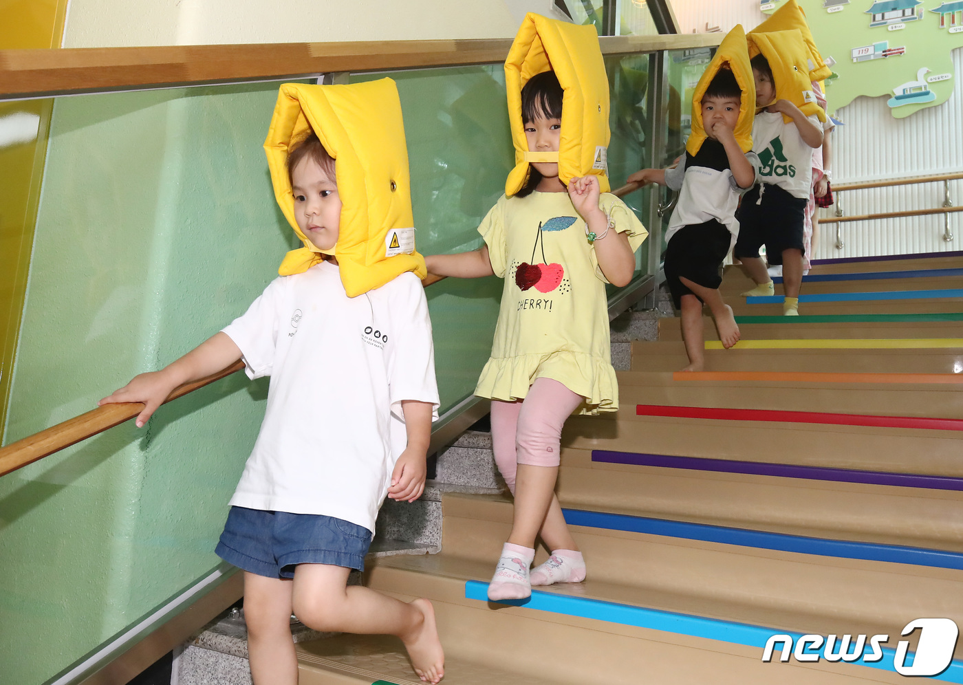 (대구=뉴스1) 공정식 기자 = 2023년 을지훈련과 연계한 공습 대비 민방위훈련이 실시된 23일 오후 대구 수성구 황금유치원에서 공습경보가 울리자 지진방재모자를 쓴 어린이들이 대 …