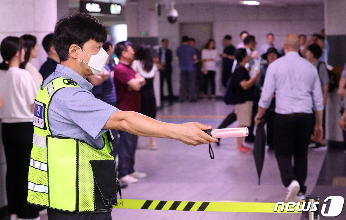 본문 이미지 - 공습대비 민방위 훈련이 실시된 23일 오후 지하철 시청역에서 시민들이 지하철보안관 안내를 받으며 대피를 하고 있다. 2023.8.23/뉴스1 ⓒ News1 박세연 기자