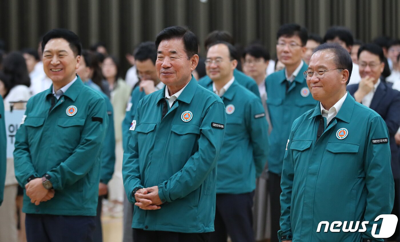 본문 이미지 - 김진표 국회의장과 김기현 국민의힘 대표 등이 23일 서울 여의도 국회 지하강당에서 열린 공습 대비 민방위 훈련(민방공훈련)에 참석하고 있다. 2023.8.23/뉴스1 ⓒ News1 임세영 기자