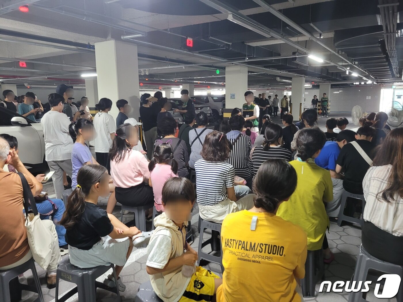 본문 이미지 - 민방위 대피훈련이 실시된 23일 오후 민방위 대피소인 부산 금정구 금샘도서관 지하 1층에는 인근 주민과 도서관 이용객 등 100여명이 모여 방송과 안내를 따라 훈련에 참여하고 있다.2023.8.23/뉴스1 ⓒ News1 조아서 기자