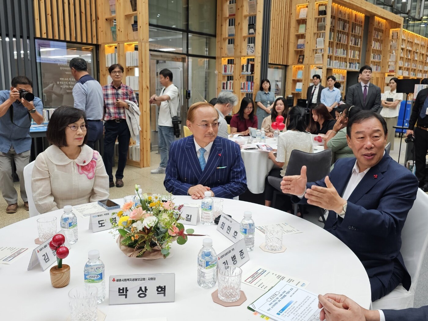 본문 이미지 - 23일 오후 세종시청에서 열린 아너 소사이어티 3대 가족회원 가입식에서 최민호 시장(오른쪽부터)과 박한길 애터미 회장, 도경희 부회장이 얘기를 나누고 있다. / 뉴스1