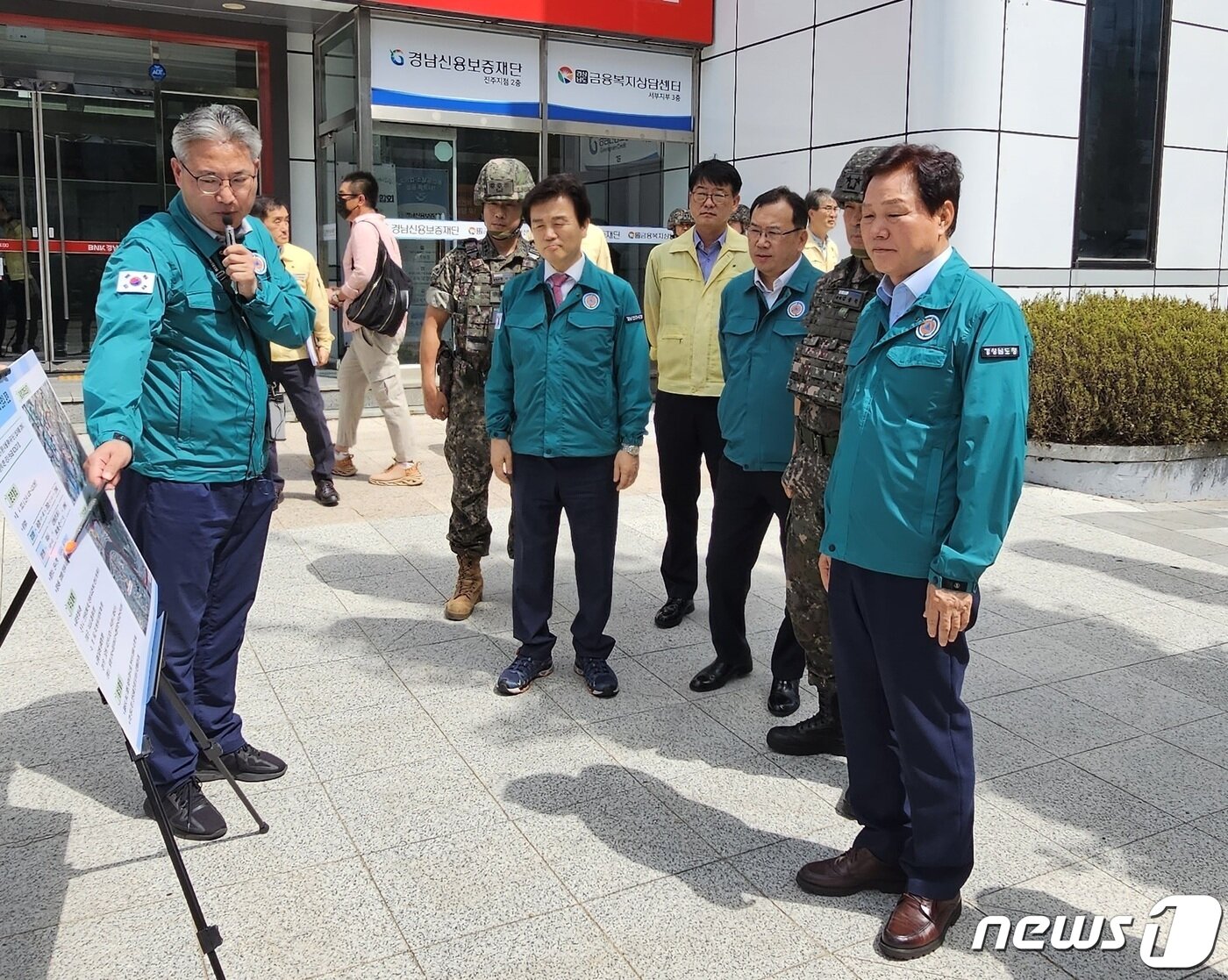 본문 이미지 - 23일 진주중앙지하상가 일대에서 진행된 민방위 훈련에서 박완수 경남지사가 상황을 보고받고 있다. 2023.8.23 ⓒ 뉴스1 한송학 기자