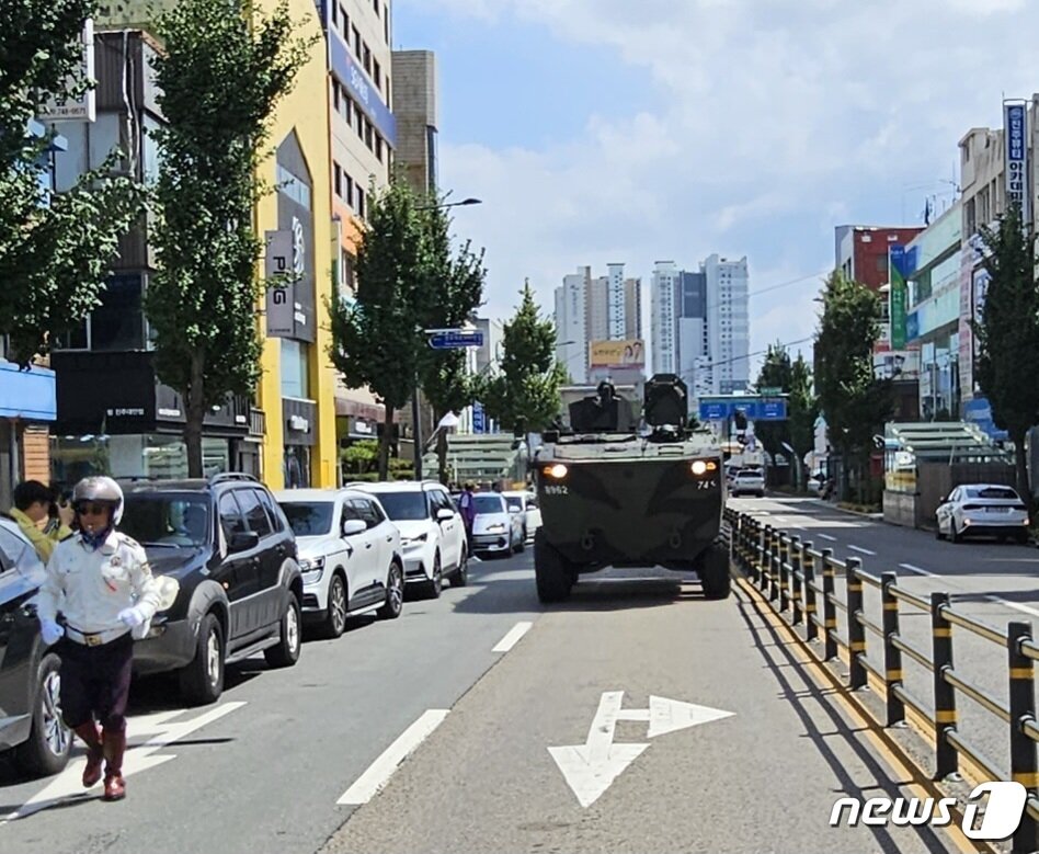 본문 이미지 - 23일 진주시 일대에서 긴급차량 실제 운행 훈련이 진행되고 있다. 2023.8.23 ⓒ 뉴스1 한송학 기자