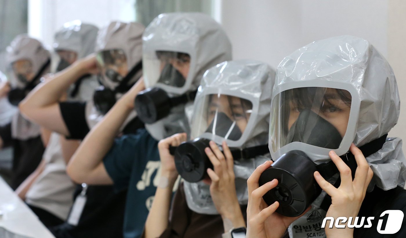 본문 이미지 - 전국 단위 민방위 훈련이 실시된 23일 오후 대전 서구청에서 직원들이 방공호로 대피 후 방독면 착용 훈련을 하고 있다. 2023.8.23/뉴스1 ⓒ News1 김기태 기자