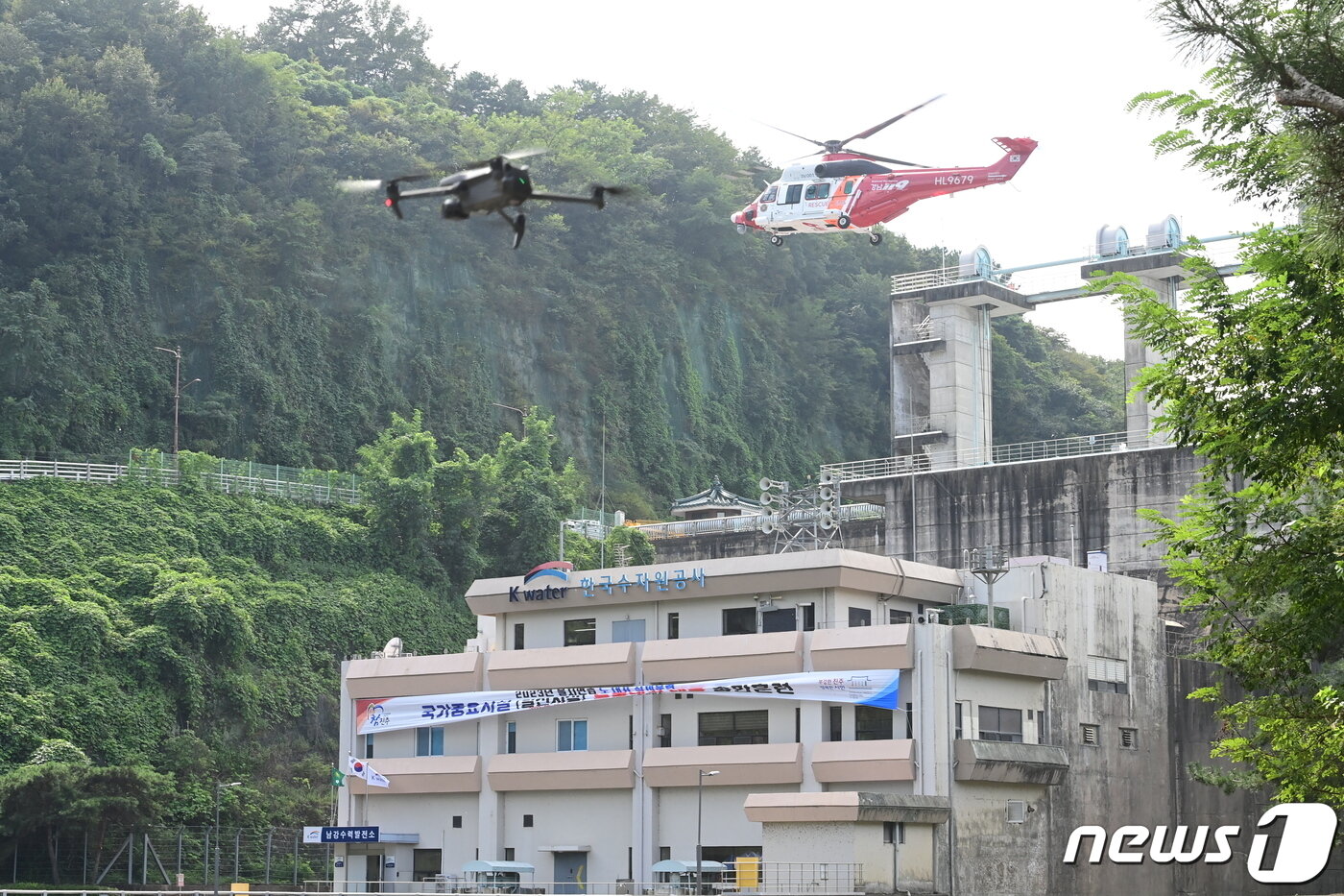 본문 이미지 - 23일 진주 남강댐에서 드론 테러 대응 훈련이 진행되고 있다.2023.8.23 ⓒ 뉴스1 한송학 기자