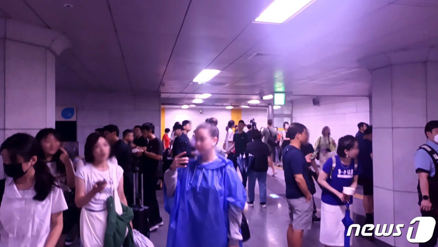 본문 이미지 - 서울 지하철 시청역에서 시민들이 대피훈련을 하는 모습. ⓒ 뉴스1 박우영 기자