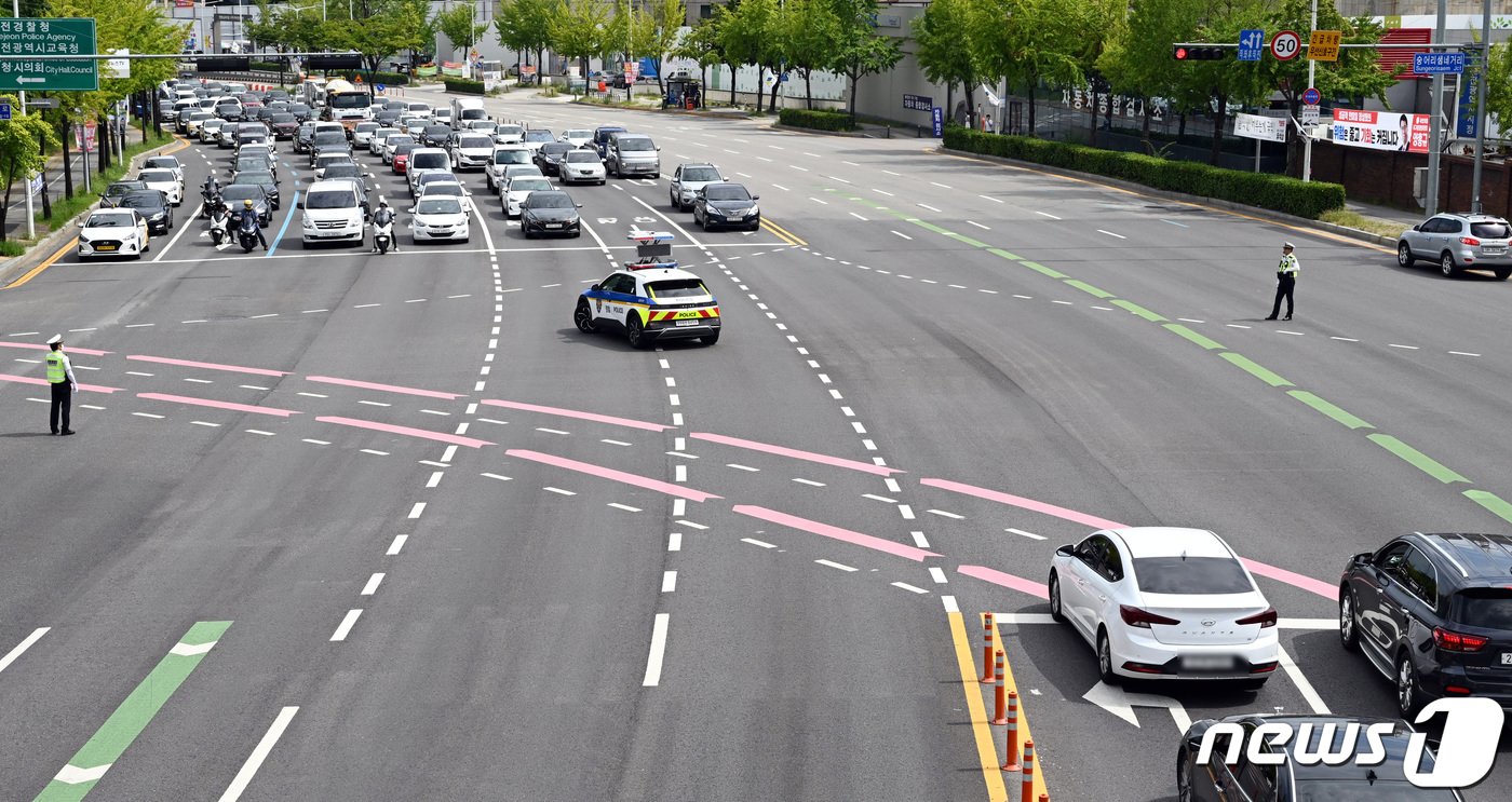 본문 이미지 - 전국 단위 민방위 훈련이 실시된 23일 오후 대전 서구 큰마을네거리에서 차량이동이 통제되고 있다. 2023.8.23/뉴스1 ⓒ News1 김기태 기자