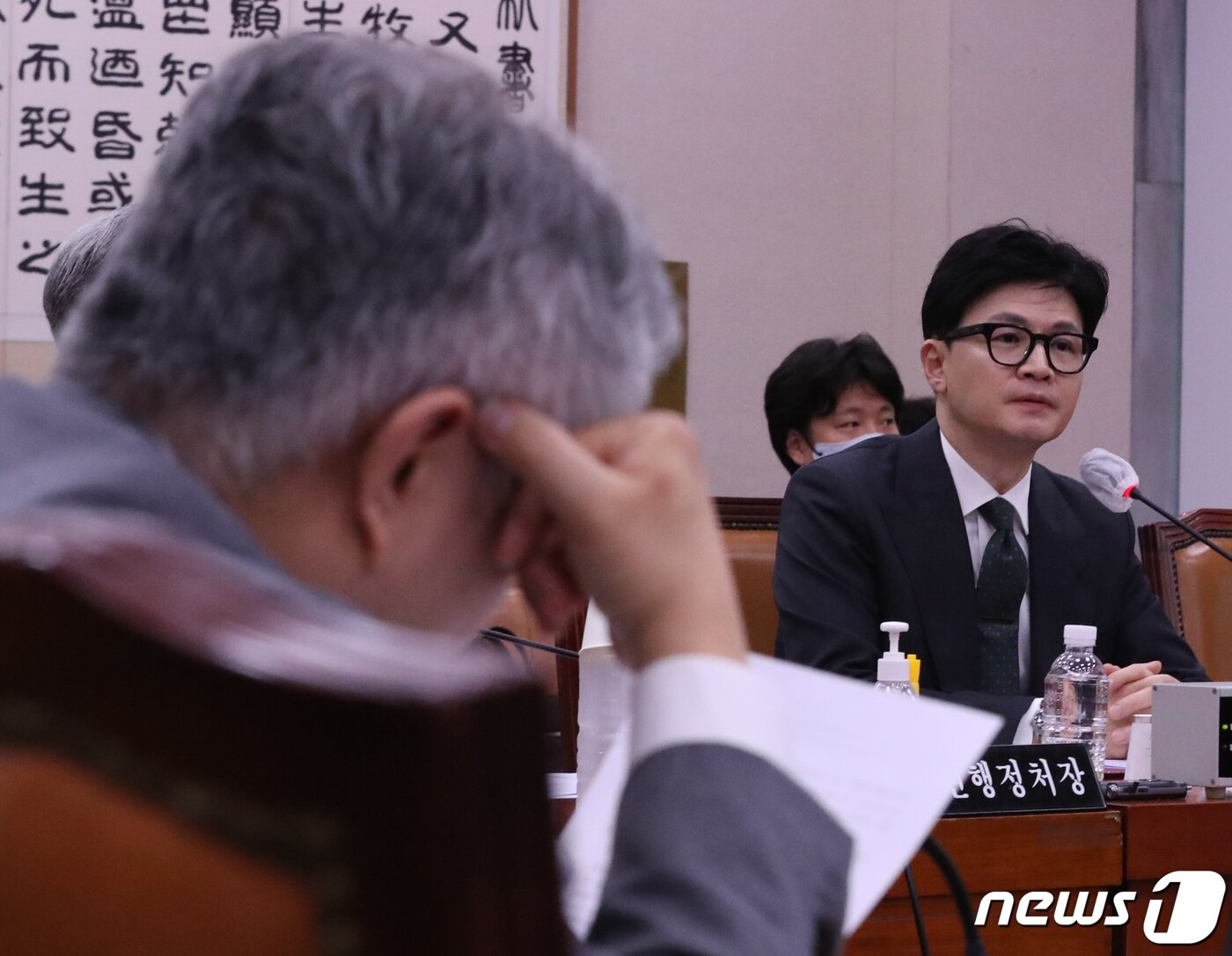본문 이미지 - 한동훈 법무 장관이 23일 오후 서울 여의도 국회에서 열린 법제사법위원회 전체회의에서 의원들의 질의에 답변하고 있다. 왼쪽은 최강욱 더불어민주당 의원./뉴스1 ⓒ News1 송원영 기자