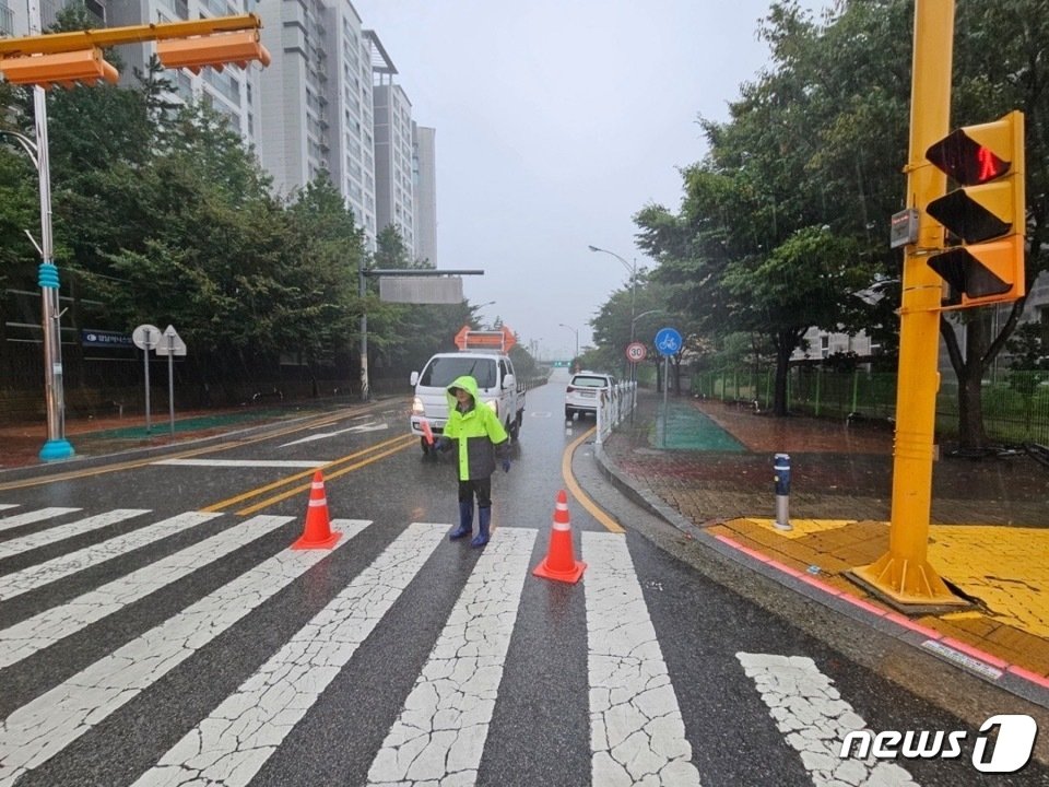 23일 호우로 인해 도로가 침수되면서 경찰이 전남 무안군 남창대교부근 도로를 통제하고 있다.&#40;무안군 제공&#41;2023.8.23./뉴스1