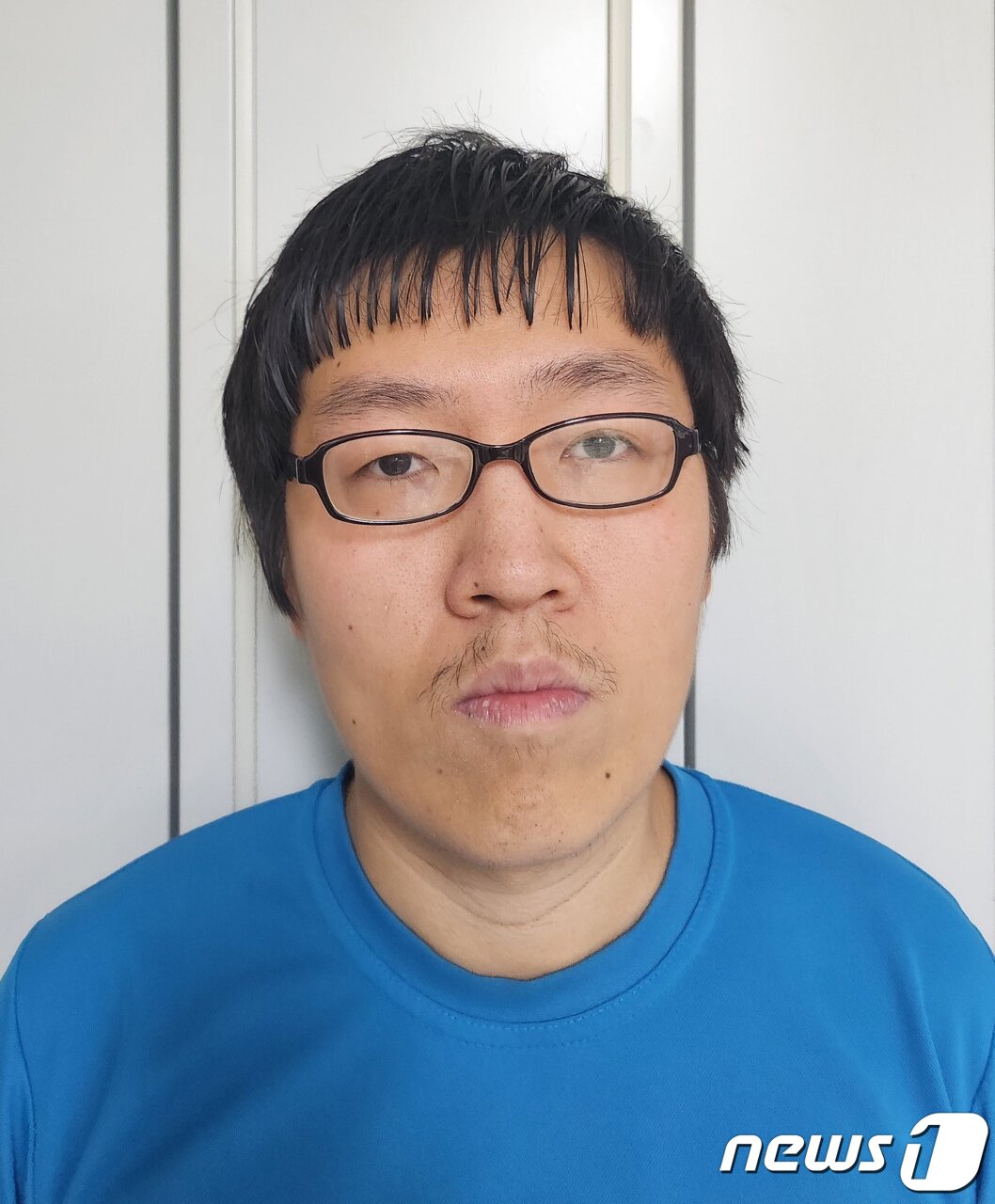 본문 이미지 - 서울 관악구 신림동의 등산로에서 여성을 무자비하게 때리고 성폭행해 사망에 이르게 한 피의자 신상정보가 23일 공개됐다. 서울경찰청은 이날 신상정보공개심의위원회를 열고 피의자 최윤종(남·30)의 얼굴과 이름 등 신상을 공개하기로 의결했다. (서울경찰청 제공) 2023.8.23/뉴스1