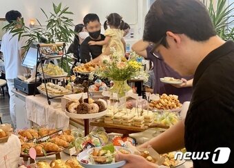 본문 이미지 - 시몬스 침대는 23일 서울 강남구 시몬스 그로서리스토어 퍼블릭마켓에서 삼성서울병원 소아청소년과 환아들의 생일파티를 열었다. ⓒ News1 이민주 기자