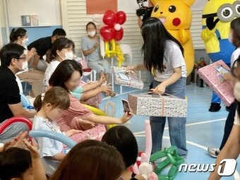 본문 이미지 - 시몬스 침대는 23일 서울 강남구 시몬스 그로서리스토어 퍼블릭마켓에서 삼성서울병원 소아청소년과 환아들의 생일파티를 열었다. ⓒ News1 이민주 기자