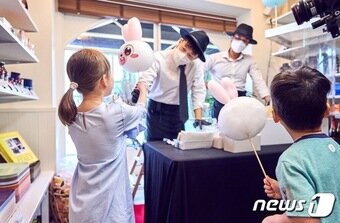 본문 이미지 - 시몬스 침대는 23일 서울 강남구 시몬스 그로서리스토어 퍼블릭마켓에서 삼성서울병원 소아청소년과 환아들의 생일파티를 열었다. (시몬스 제공)