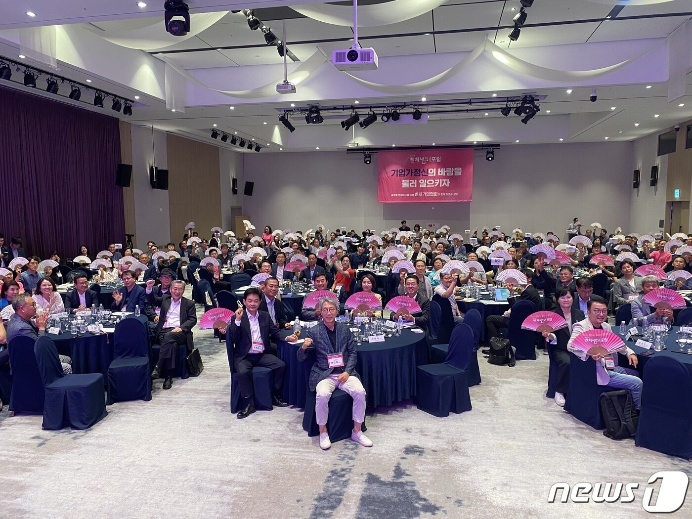 본문 이미지 - 23일 전주에서 열린 '벤처썸머포럼'에서 참가자들이 기념사진을 촬영하고 있다.(벤처기업협회 제공)