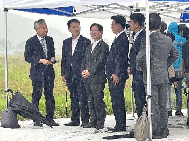 본문 이미지 - 지난 7월 국회 세종의사당 예정부지를 방문한 더불어민주당 박광온 원내대표(왼쪽 네번째)와 의원들. / 뉴스1
