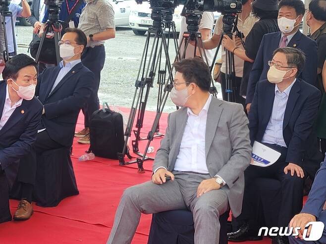본문 이미지 - 지난해 8월 세종의사당 예정부지를 찾은 국민의힘 권성동 당시 원내대표와 원희룡 국토교통부 장관(왼쪽). /뉴스1