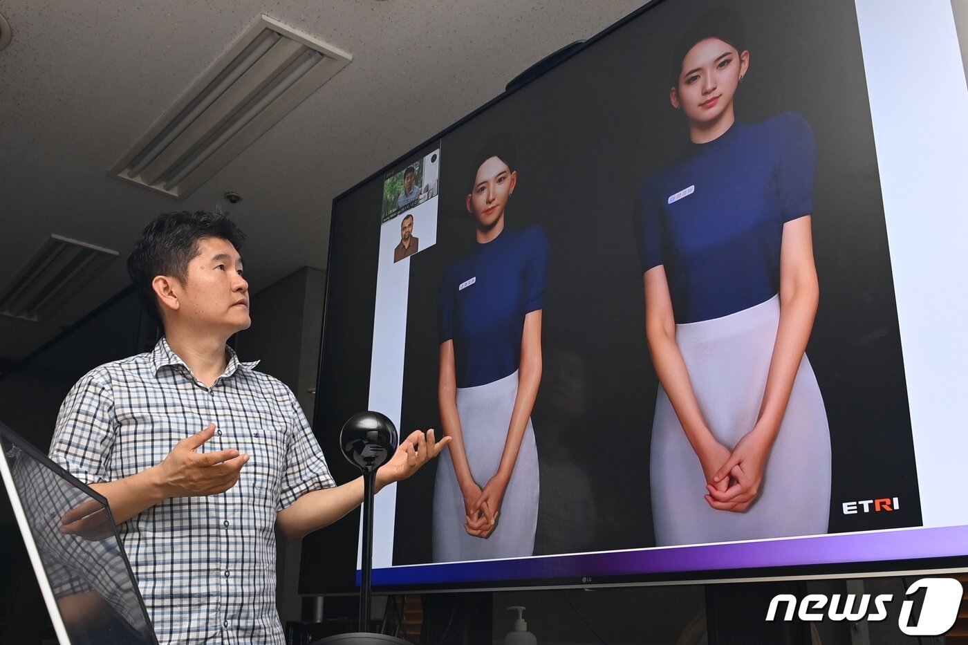 본문 이미지 - 이승욱 ETRI 책임연구원이 렌더링된 디지털휴먼 영상을 보며 설명하고 있다.(ETRI 제공)/뉴스1