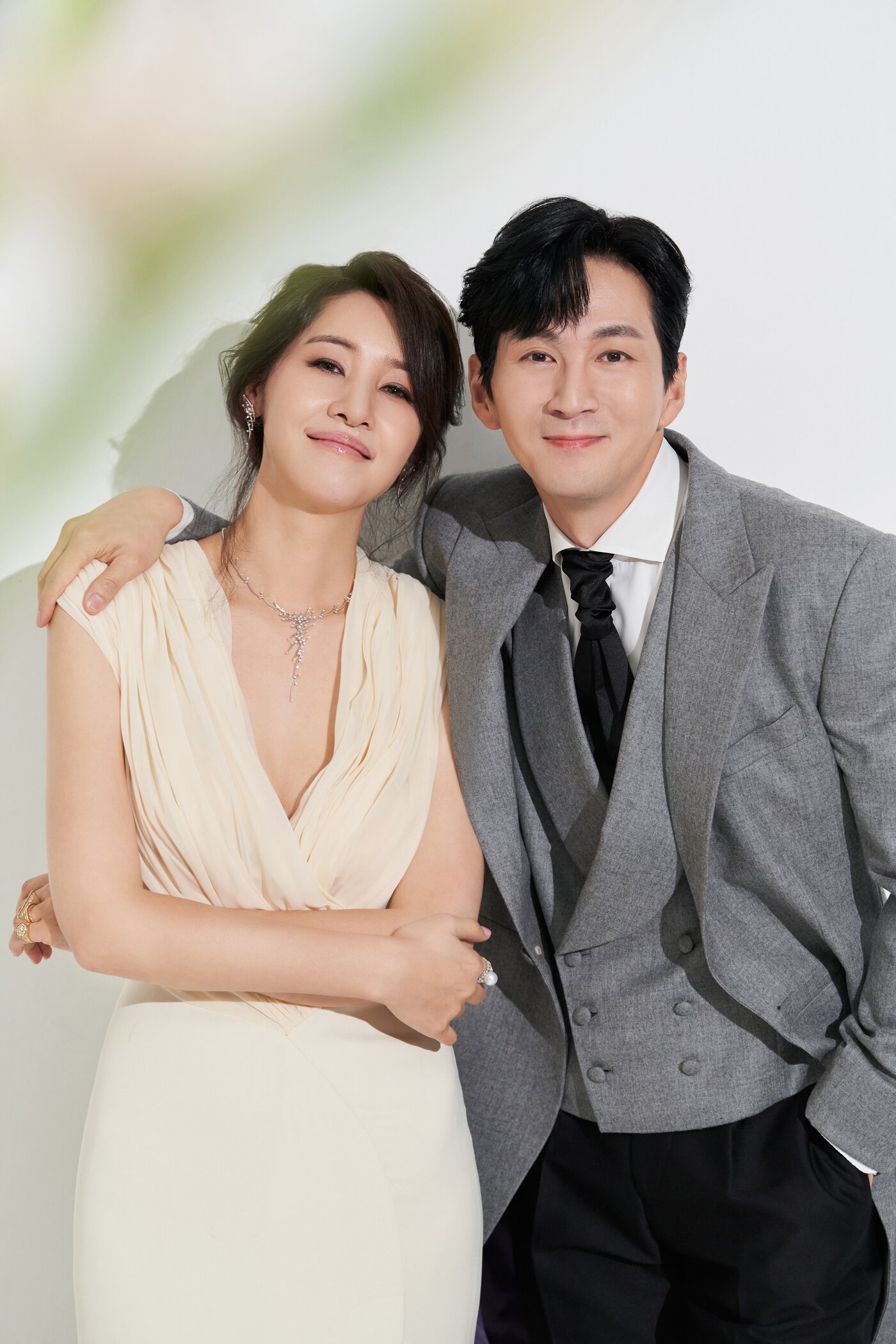 본문 이미지 - 배우 윤지민 권해성 / 플럼에이앤씨 제공