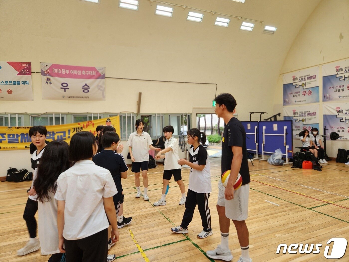 본문 이미지 - 덕성여고를 찾아 학생들과 즐거운 시간을 보낸 송명근. ⓒ News1