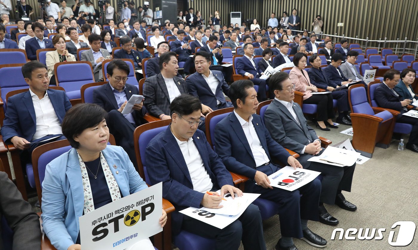 본문 이미지 - 이재명 더불어민주당 대표 및 의원들이 24일 오전 서울 여의도 국회에서 열린 긴급 의원총회에서 박광온 원내대표의 발언을 경청하고 있다. 2023.8.24/뉴스1 ⓒ News1 임세영 기자