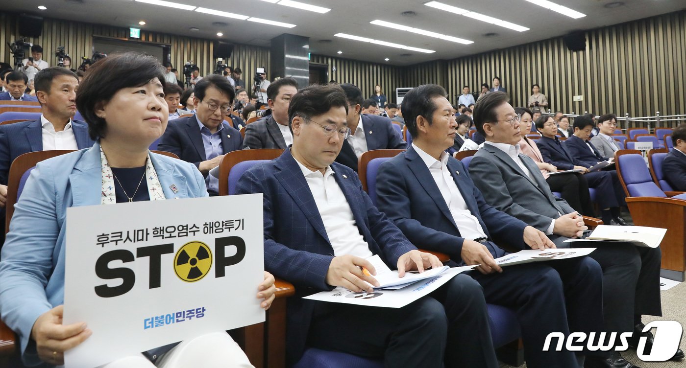 본문 이미지 - 이재명 더불어민주당 대표 및 의원들이 24일 오전 서울 여의도 국회에서 열린 긴급 의원총회에서 박광온 원내대표의 발언을 경청하고 있다. 2023.8.24/뉴스1 ⓒ News1 임세영 기자