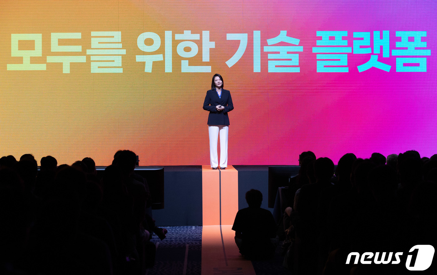 (서울=뉴스1) 이재명 기자 = 최수연 네이버 최고경영자(CEO)가 24일 오전 서울 강남구 그랜드인터컨티넨탈 서울파르나스에서 열린 팀 네이버 콘퍼런스 단23에서 ‘생성형 AI 시 …