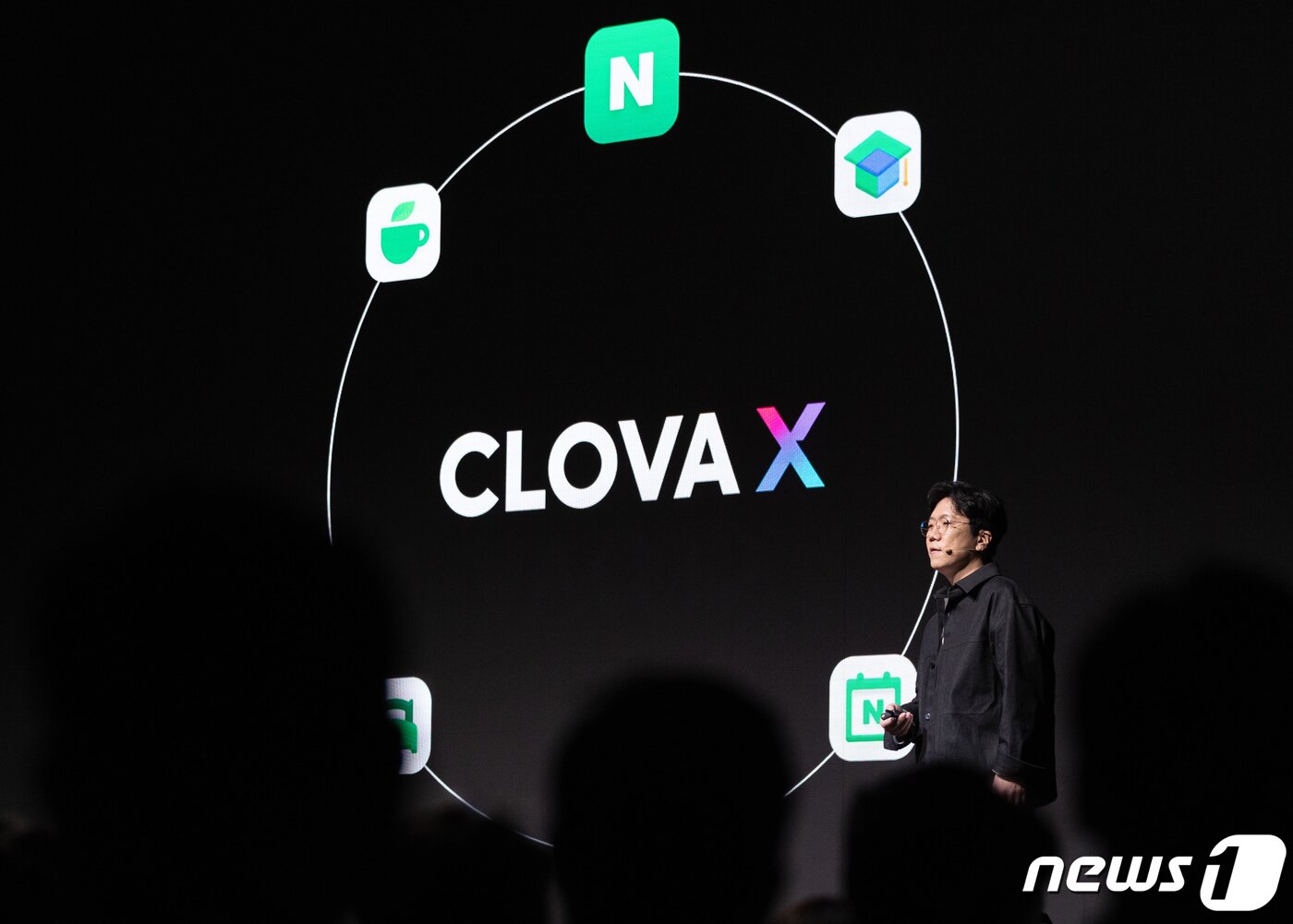 본문 이미지 - 성낙호 네이버클라우드 하이퍼스케일 AI 기술 총괄이 24일 오전 서울 강남구 그랜드인터컨티넨탈 서울파르나스에서 열린 팀 네이버 콘퍼런스 단23에서 클로바X를 설명하고 있다. 이번 콘퍼런스에서는 네이버의 생성형 AI &#39;하이퍼클로바X&#39;, 이를 기반으로 한 &#39;클로바X&#39;, &#39;큐&#40;CUE&#41;:&#39;가 소개됐다. 2023.8.24/뉴스1 ⓒ News1 이재명 기자
