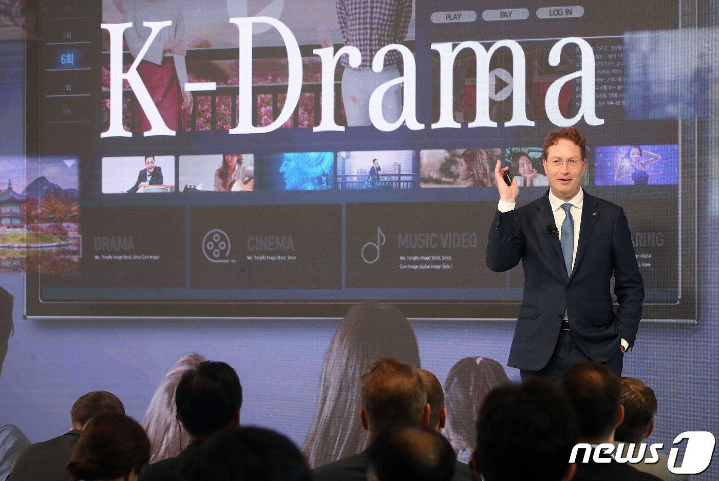 본문 이미지 - 올라 칼레니우스 그룹 이사회 의장이 24일 오전 서울 중구 신라호텔에서 열린 메르세데스-벤츠 올 일렉트릭 쇼케이스에서 순수 전기차 ‘마이바흐 EQS SUV'를 국내 최초 공개하며 비전과 전략을 발표하고 있다. 2023.8.24/뉴스1 ⓒ News1 이동해 기자