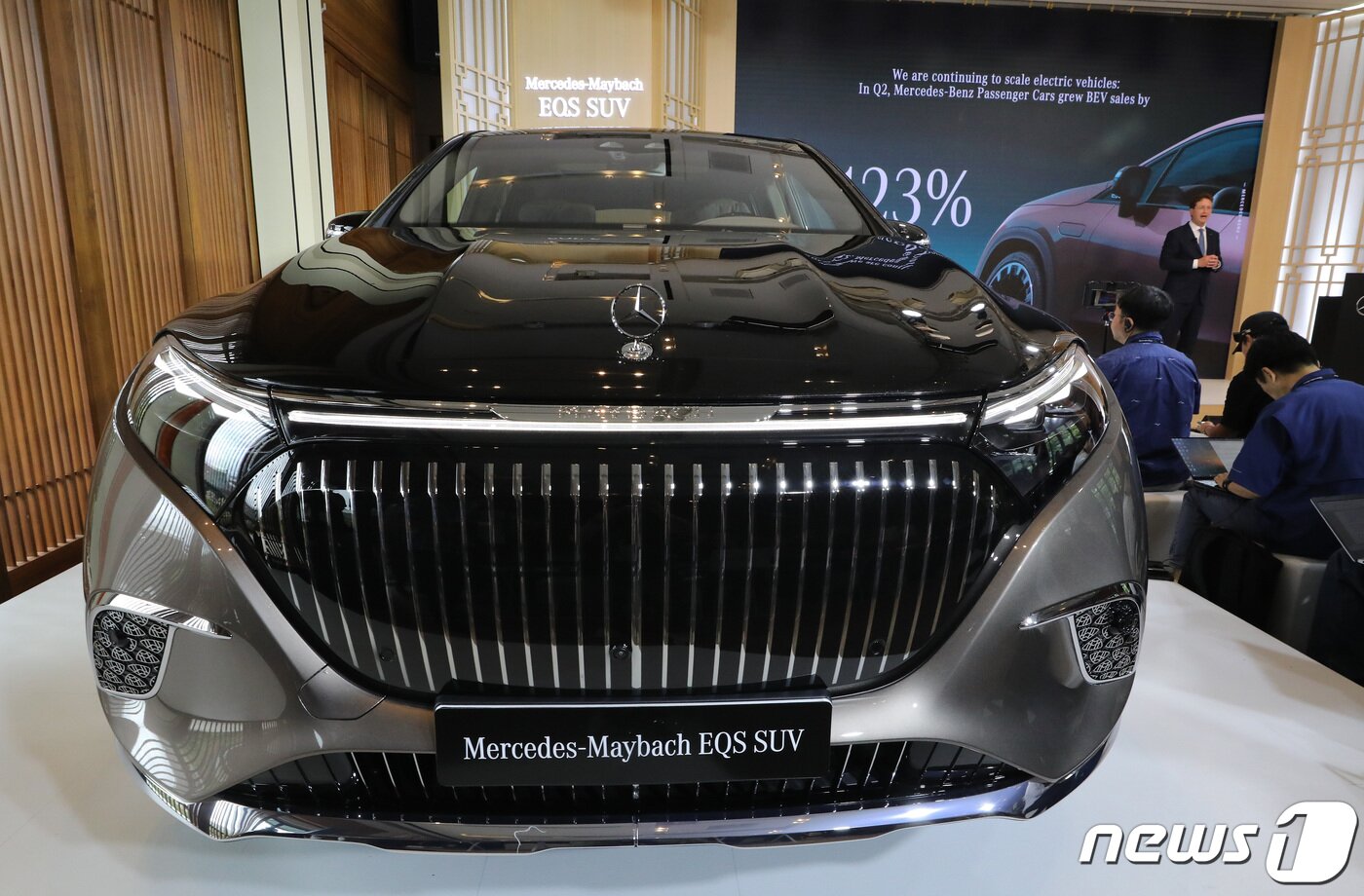 본문 이미지 - 24일 오전 서울 중구 신라호텔에서 열린 메르세데스-벤츠 올 일렉트릭 쇼케이스에서 순수 전기차 ‘마이바흐 EQS SUV'가 국내 최초 공개되고 있다. ‘메르세데스-마이바흐 EQS SUV 동력계는 최고 484㎾를 발휘하는 고성능 전기모터를 장착했으며 1회 충전 시 주행가능 거리는 최장 600㎞에 이른다. 2023.8.24/뉴스1 ⓒ News1 이동해 기자
