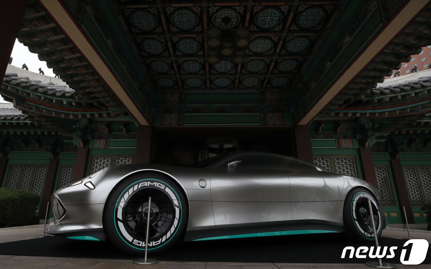 본문 이미지 - 24일 오전 서울 중구 신라호텔에서 열린 메르세데스-벤츠 올 일렉트릭 쇼케이스에 AMG 비전 AMG 콘셉트카가 전시돼 있다. 2023.8.24/뉴스1 ⓒ News1 이동해 기자