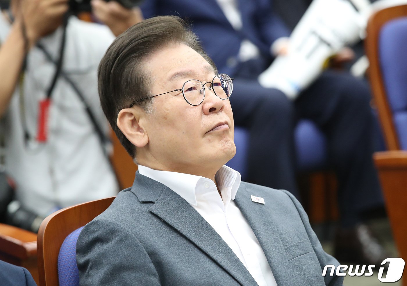 본문 이미지 - 이재명 더불어민주당 대표가 24일 오전 서울 여의도 국회에서 열린 긴급 의원총회에서 생각에 잠겨 있다. 2023.8.24/뉴스1 ⓒ News1 임세영 기자