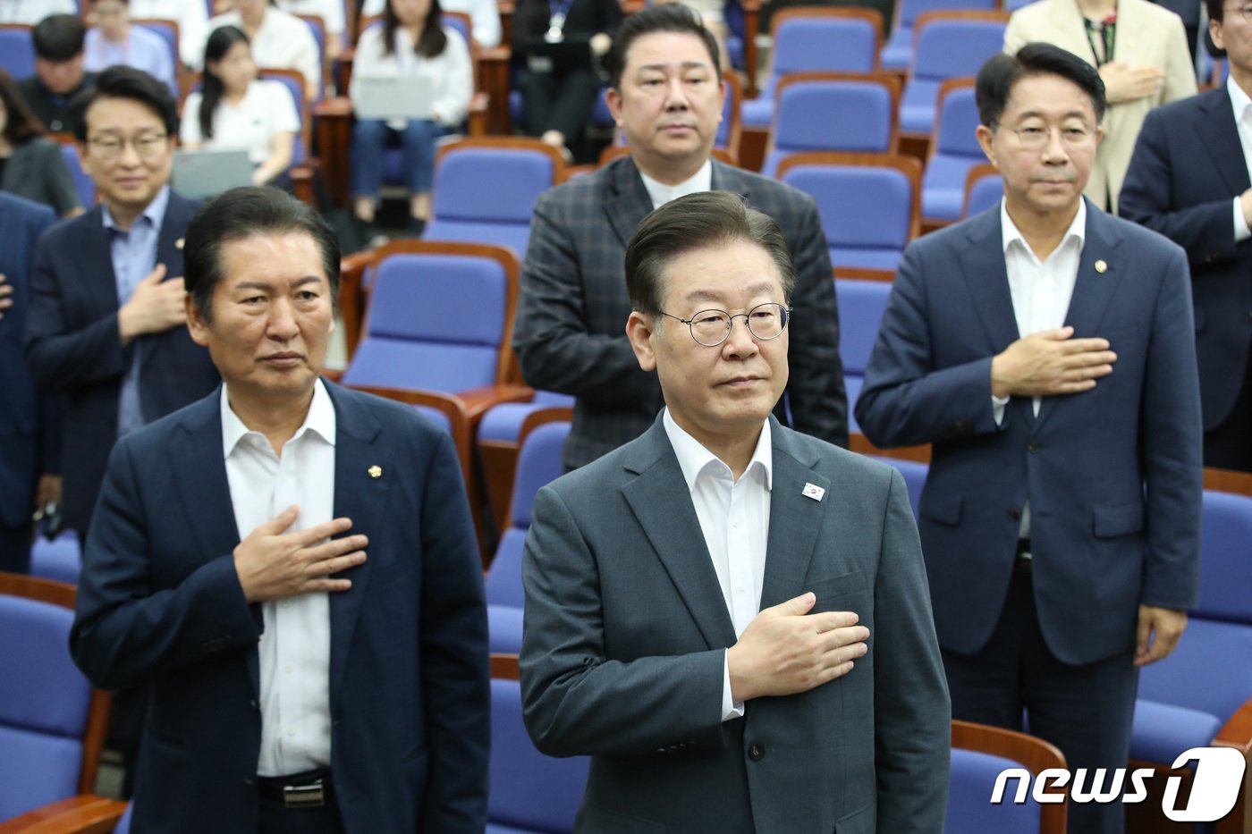 본문 이미지 - 이재명 더불어민주당 대표 및 의원들이 24일 오전 서울 여의도 국회에서 열린 긴급 의원총회에서 국민의례를 하고 있다. 2023.8.24/뉴스1 ⓒ News1 임세영 기자