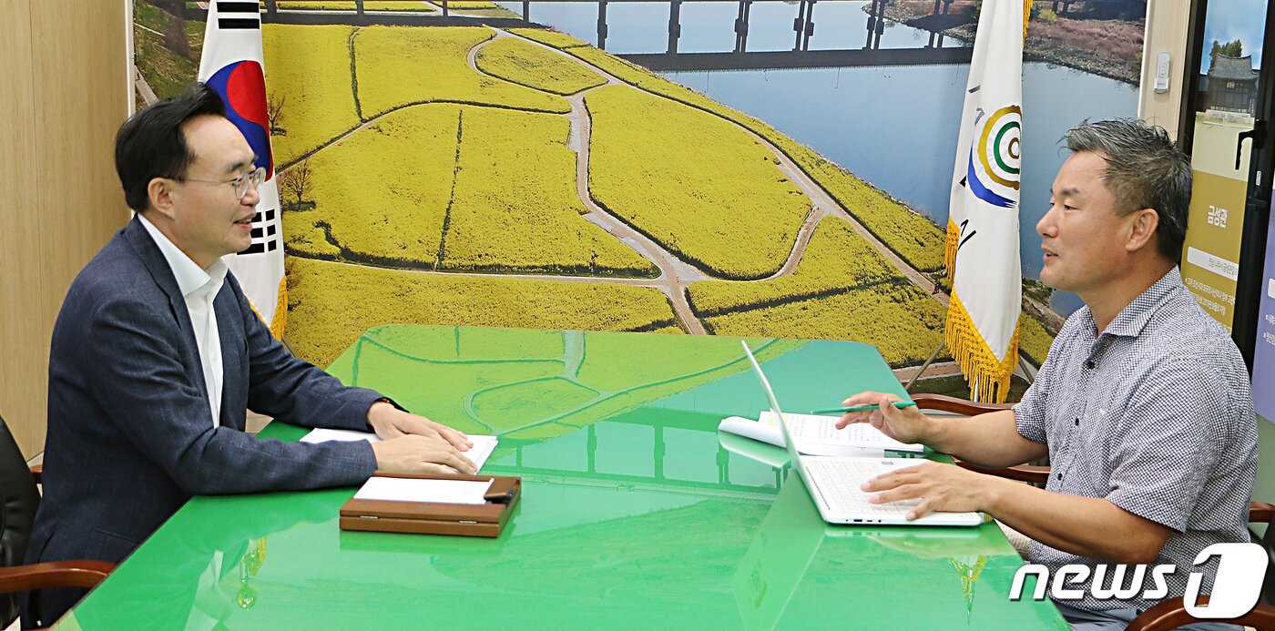 본문 이미지 - 윤병태 나주시장(사진 왼쪽)이 24일 과 '빛가람혁신도시 조성 10년' 관련해 인터뷰를 갖고 있다.(나주시 제공)2023.8.24/뉴스1 ⓒ News1