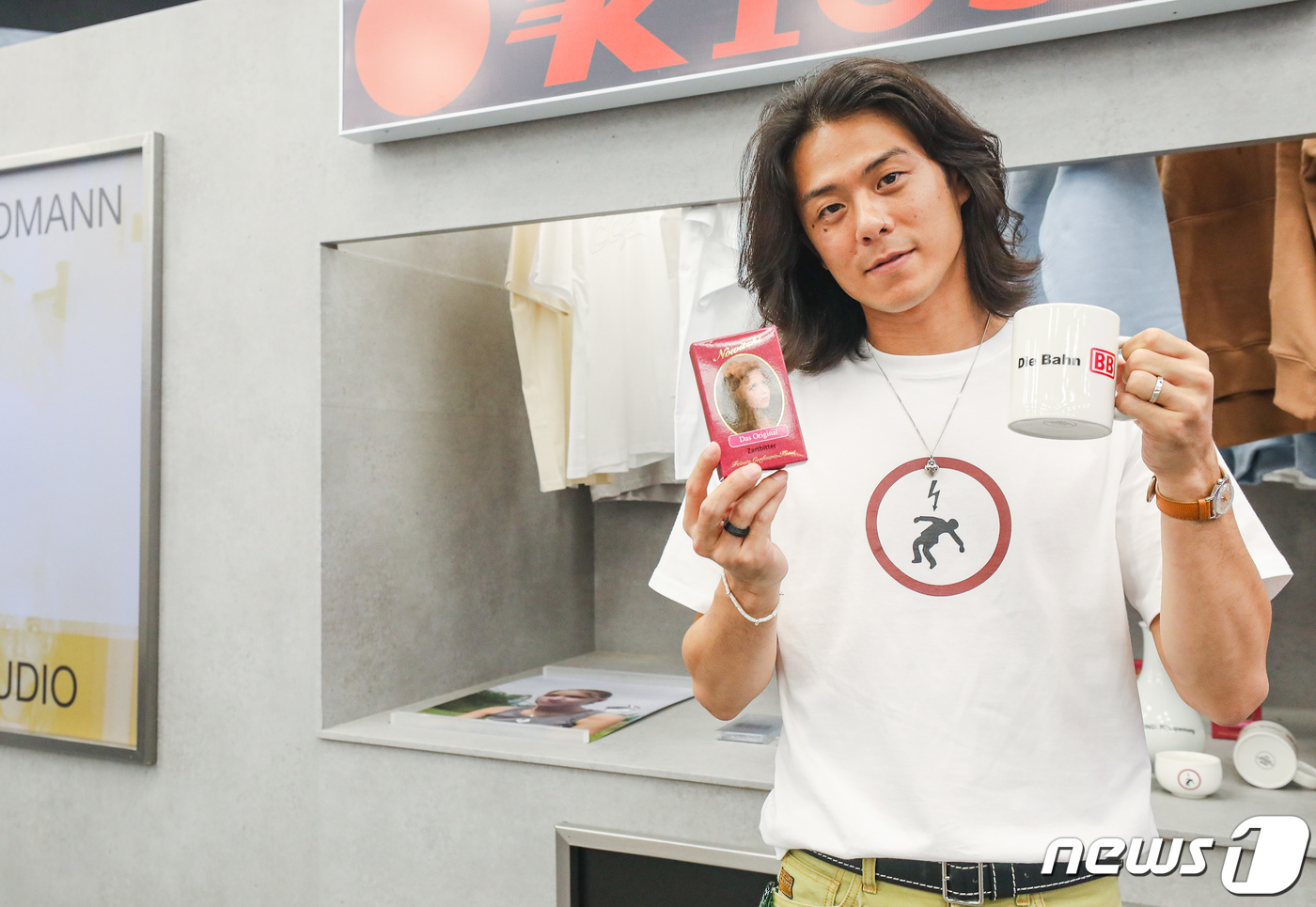 (서울=뉴스1) = 래퍼 빈지노가 24일 오전 서울 영등포구 더현대 서울에 위치한 새 앨범 발매 기념 팝업스토어 '디 반 비비(Die Bahn BB)'에서 제품을 소개하고 있다.이 …