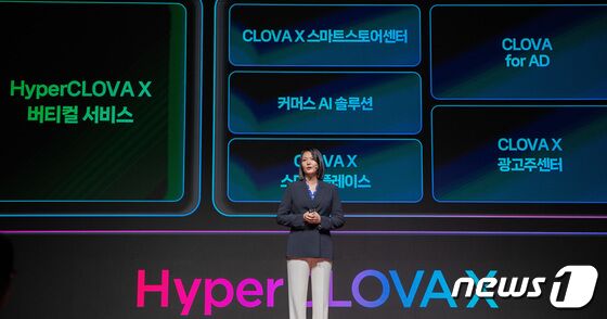 최수연 네이버 최고경영자(CEO)가 24일 오전 서울 강남구 그랜드인터컨티넨탈 서울파르나스에서 열린 팀 네이버 콘퍼런스 단23에서 ‘생성형 AI 시대, 모두를 위한 기술 경쟁력’의 주제로 기조연설을 하고 있다. 이번 콘퍼런스에서는 네이버의 생성형 AI '하이퍼클로바X', 이를 기반으로 한 '클로바X', '큐(CUE):'가 소개됐다. 2023.8.24/뉴스1 © News1 이재명 기자