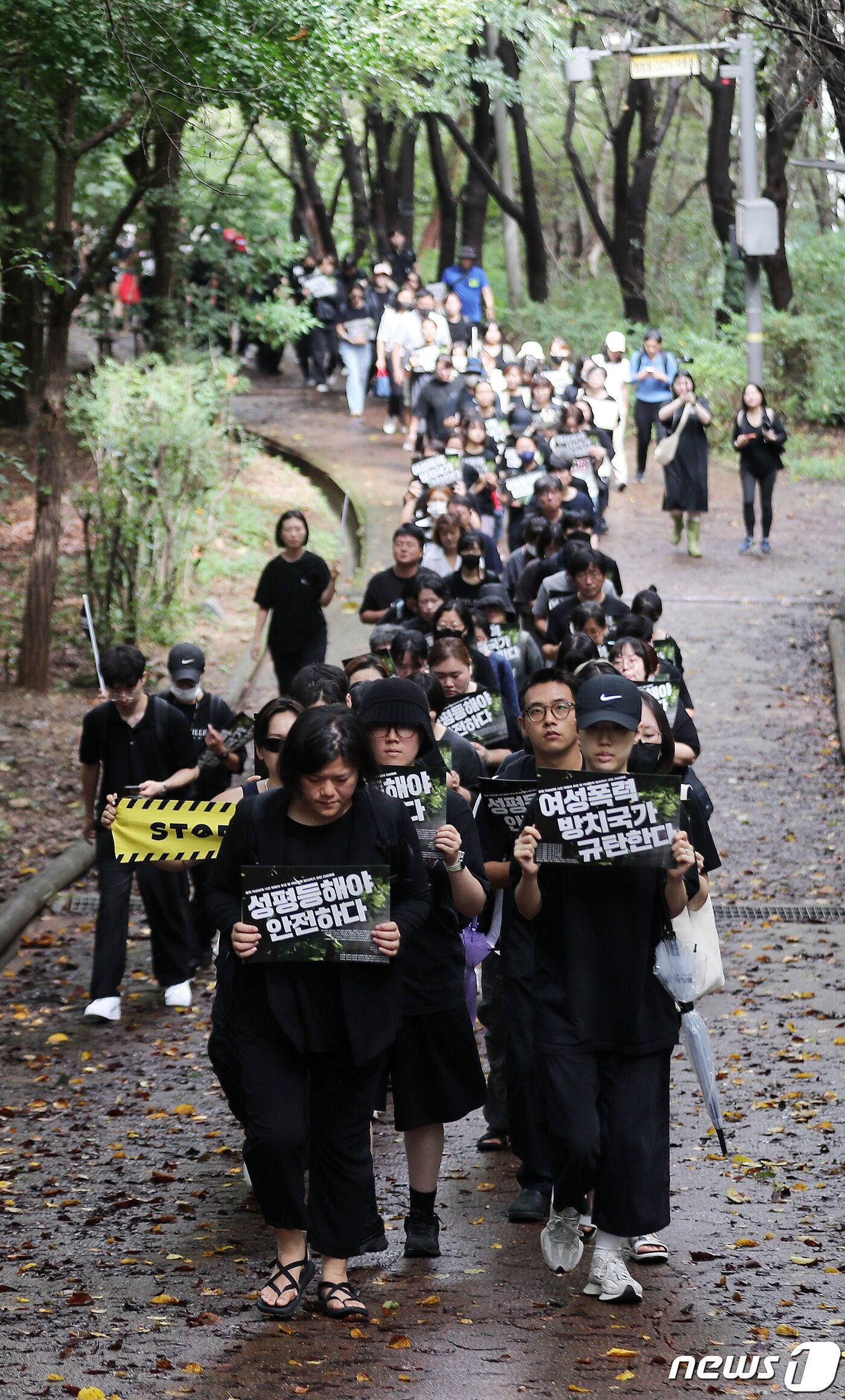 본문 이미지 - 한국성폭력상담소, 한국여성의 전화 등 여성 시민단체 회원과 시민들이 24일 오전 서울 관악구 목골산 둘레길 여성살해 사건 발생 장소로 추모 행진을 펼치고 있다. 2023.8.24/뉴스1 ⓒ News1 김진환 기자