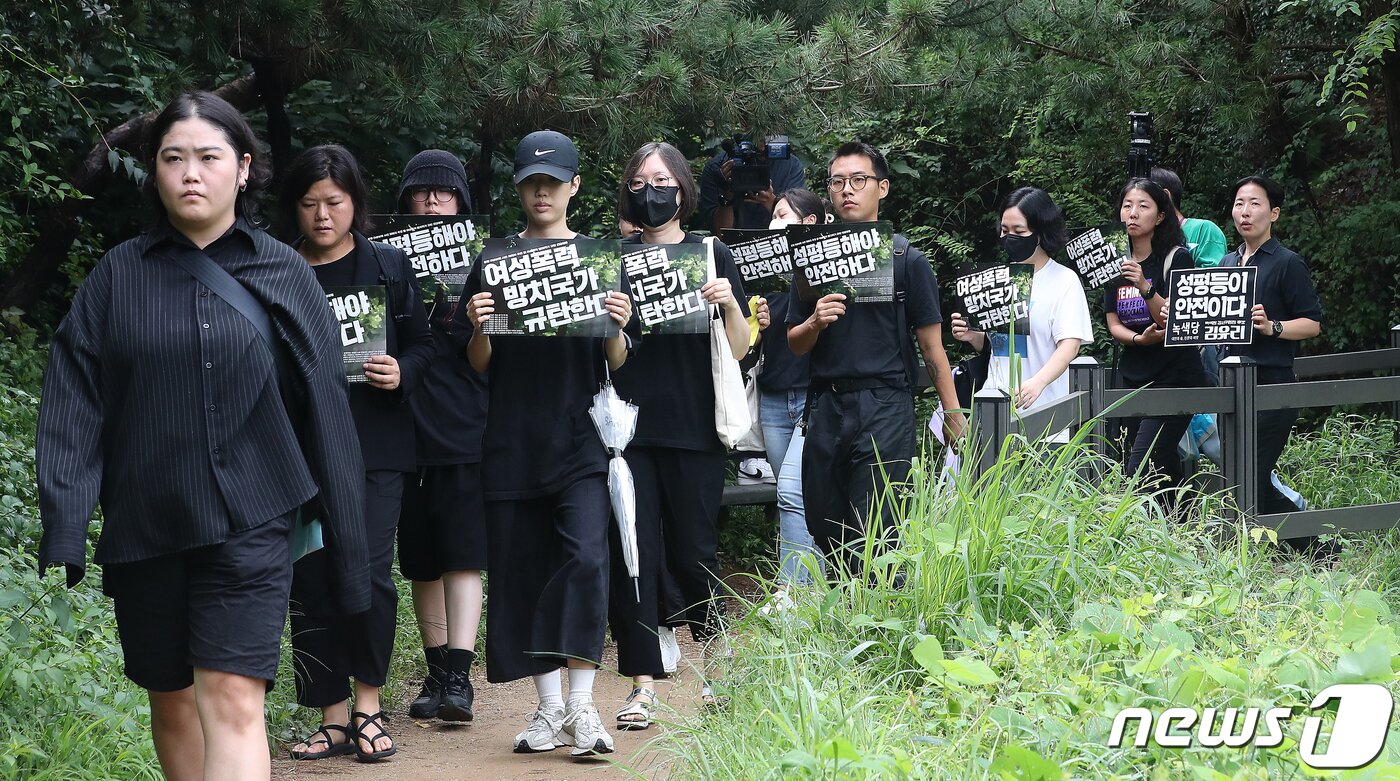본문 이미지 - 한국성폭력상담소, 한국여성의 전화 등 여성 시민단체 회원과 시민들이 24일 오전 서울 관악구 목골산 둘레길 여성살해 사건 발생 장소로 추모 행진을 펼치고 있다. 2023.8.24/뉴스1 ⓒ News1 김진환 기자