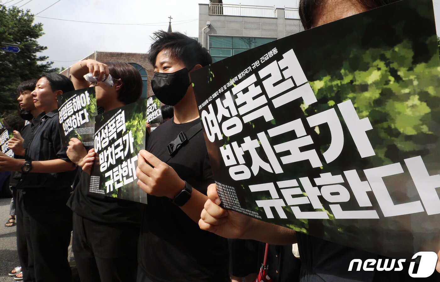본문 이미지 - 한국성폭력상담소, 한국여성의 전화 관계자들이 24일 오전 서울 관악구 목골산 둘레길 공원 입구에서 공원 여성살해 사건 피해자 추모 및 정부의 여성폭력 방치를 규탄하는 긴급행동을 하고 있다. 2023.8.24/뉴스1 ⓒ News1 김진환 기자