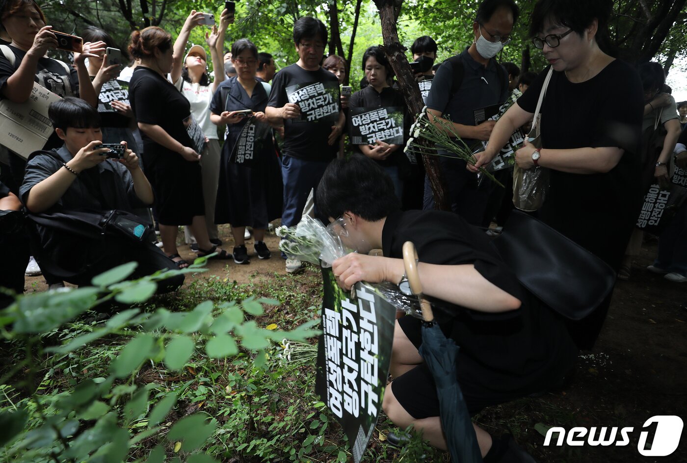 본문 이미지 - 한국성폭력상담소, 한국여성의 전화 등 여성 시민단체 회원들이 24일 오전 서울 관악구 목골산 둘레길 여성살해 사건 발생 장소에서 추모의 시간을 갖고 있다. 2023.8.24/뉴스1 ⓒ News1 김진환 기자