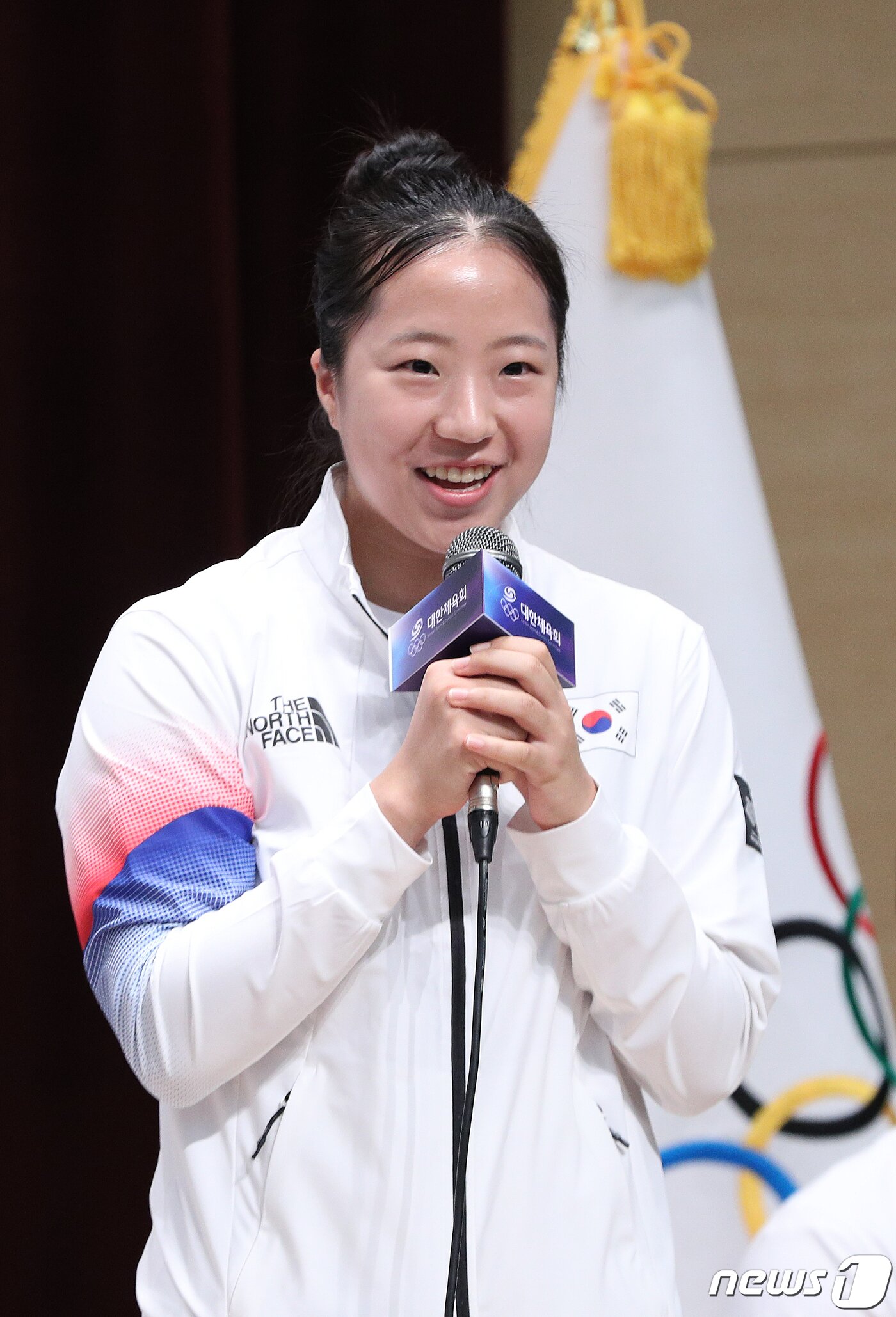 본문 이미지 - 탁구 국가대표 신유빈이 24일 충북 진천군 국가대표 선수촌에서 열린 2022 항저우 아시안게임 D-30 미디어데이에서 취재진의 질의에 답하고 있다. 2023.8.24/뉴스1 ⓒ News1 신웅수 기자