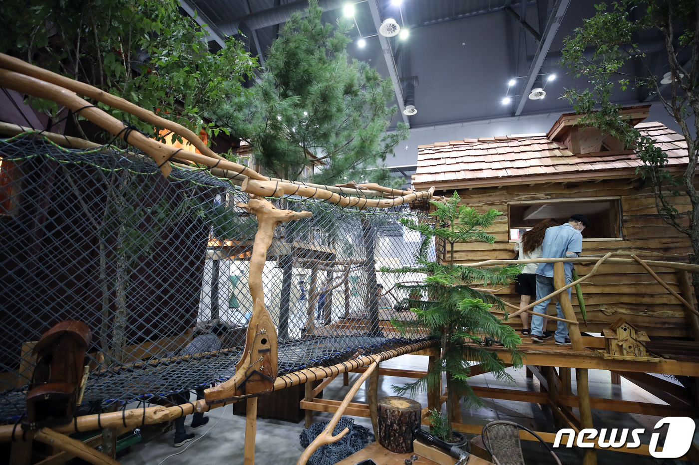 (고양=뉴스1) 박정호 기자 = 24일 경기도 고양시 일산 킨텍스에서 열린 제34회 한국국제가구 및 인테리어산업대전 및 대한민국 목재산업 박람회를 찾은 참관객들이 트리하우스를 살펴 …