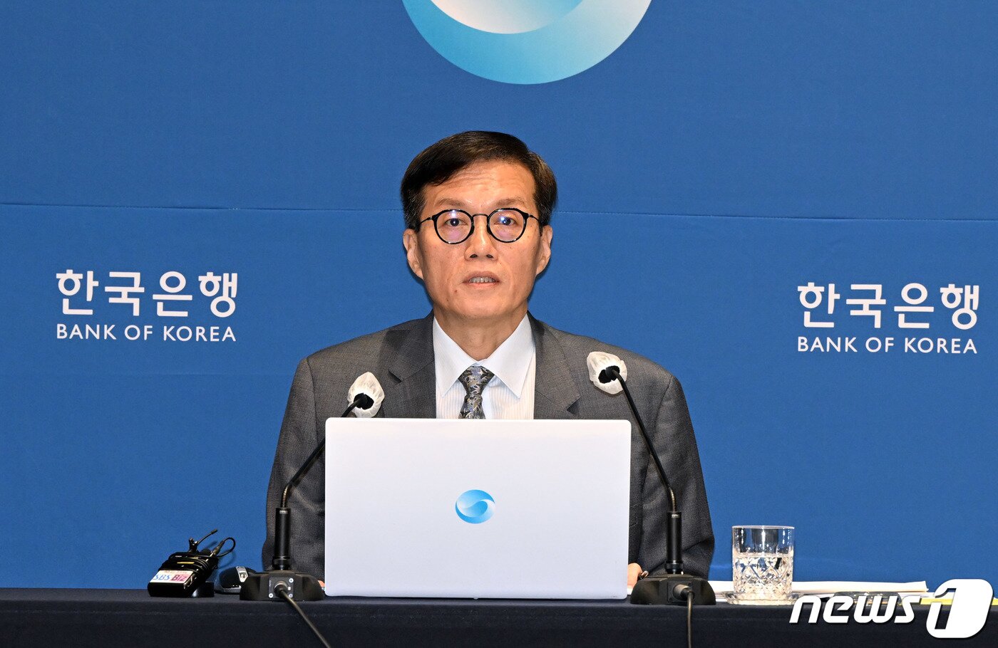 본문 이미지 - 이창용 한국은행 총재가 24일 서울 중구 한국은행에서 8월 금통위 금리 결정에 대한 기자간담회를 하고 있다. 이날 금통위는 현행 연 3.50%인 기준금리를 유지하기로 했다. 지난 2월, 4월, 5월, 7월에 이은 5연속 동결이다. 2023.8.24/뉴스1 ⓒ News1 사진공동취재단