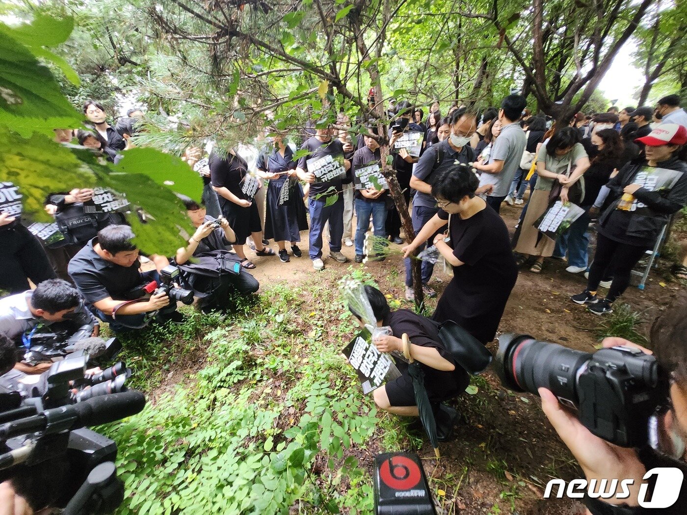 본문 이미지 - 24일 오전 10시30분쯤 여성단체 및 시민들이 사건 현장을 찾아 추모하는 모습 ⓒ 뉴스1 한병찬 기자