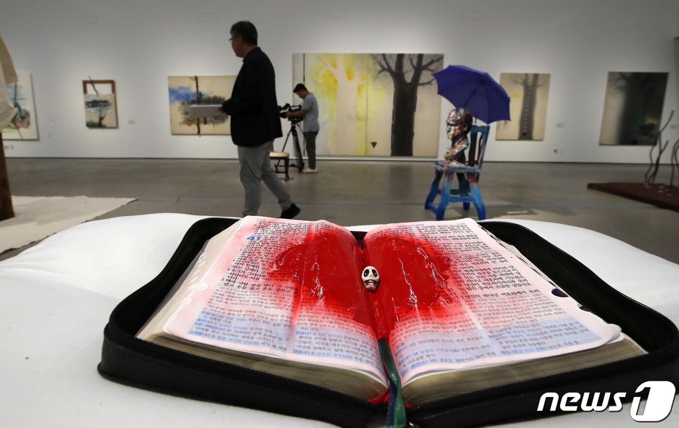 본문 이미지 - 24일 서울 종로구 국립현대미술관에서 실험 미술 대가 김구림 개인전 언론공개회가 열리고 있다. 이번 전시에서는 작가의 작품세계를 총망라하는 230여 점의 작품과 60여 점의 아카이브 자료가 전시되며, 오는 25일부터 내년 2월 12일까지 열린다. 2023.8.24/뉴스1 ⓒ News1 이동해 기자