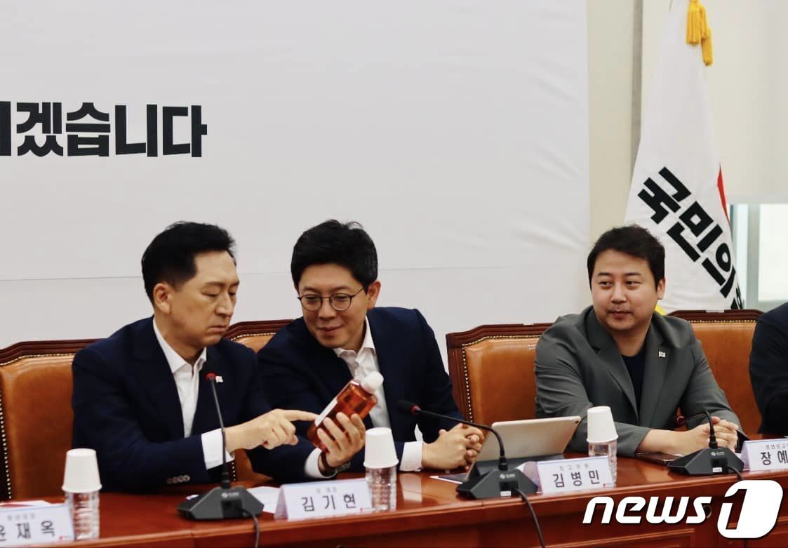 본문 이미지 - 24일 국민의힘 최고위원회에서 이재명 민주당 대표가 사용한 것으로  보이는 일제 샴푸병을 김기현 대표(왼쪽부터), 김병민, 장예찬 최고위원이 살펴보고 있다. (장예찬 SNS 갈무리) ⓒ 뉴스1