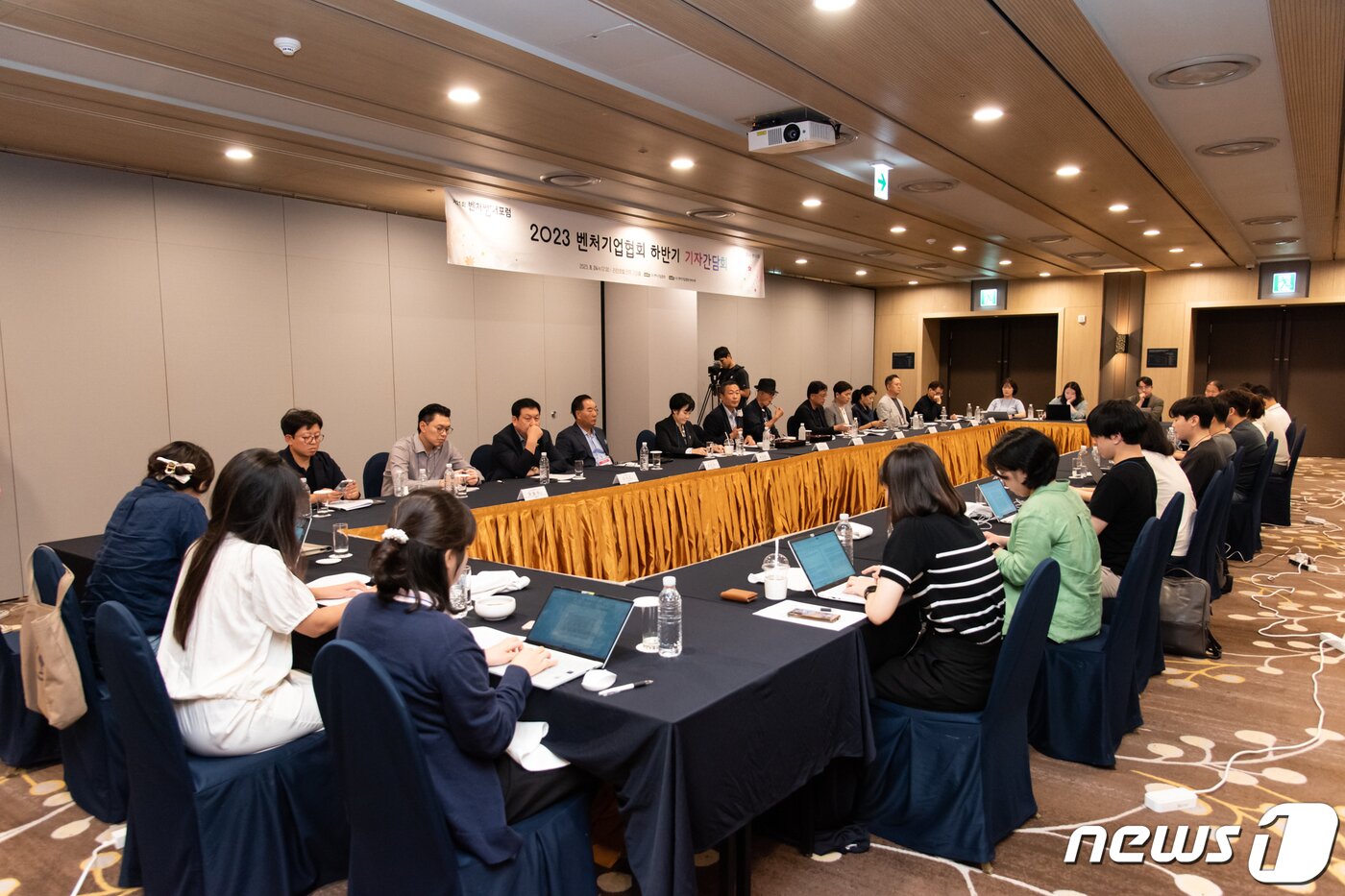 본문 이미지 - 24일 전주 '벤처썸머포럼'에서 열린 기자간담회(벤처기업협회 제공)