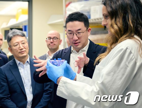 구광모 LG 대표가 지난 21일(현지시간) 미국 보스턴의 다나파버 암 센터를 방문, 세포치료제 생산 시 항암 기능을 강화시킨 세포를 선별하는 과정에 대한 설명을 듣고 있다. (LG그룹 제공) 2023.8.24/뉴스1